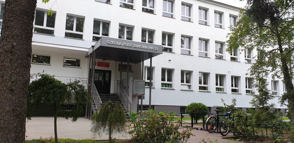 Szkoła nr 33 przy ul. Pogodnej 19 w Lublinie po termomodernizacji, którą ukończono pod koniec 2020 roku